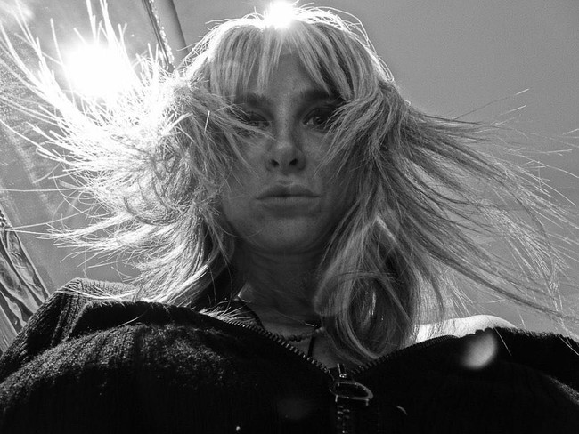 Selain memamerkan kemampuan menerbangkan pesawat dan busana cantik, di Instagram Cristiana juga ingin memperlihatkan jika gaya hidup vegan tidaklah membosankan. Aku ingin orang mengerti bahwa menjadi vegan bukan berarti punya kehidupan yang membosankan tanpa kenikmatan. Itu semua kebalikannya, ungkapnya.Foto: Instagram @blondemuse