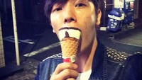 Selain kopi, Donghae juga menyukai es krim. Ekspresinya senang banget kan kalau melahap es krim cone rasa vanilla? Foto: Instagram leedonghae