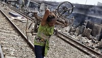 Sejumlah warga mengambil sisa-sisa barang yang terbakar.