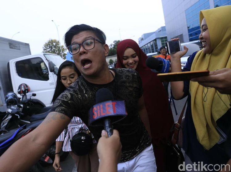 Ciyee... Andika Mahesa Gandeng Cewek Berjilbab, Pacar Baru?