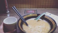 Ini ramen enak bangeeeet, kata Anastasia yang mencicip ramen di Tokyo, Jepang. Meski tak terlihat banyak topping, ramen ini sukses bikin ngiler! Foto: Instagram kykuu