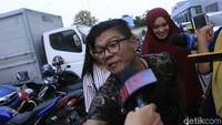 Perempuan bernama Eviana Mustikasari itu diketahui adalah pacar barunya. Foto: (Palevi/detikHOT)