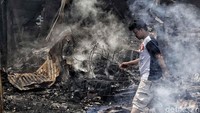 Asap masih mengepul di lokasi kebakaran.