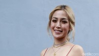 Ia tampil seksi mengenakan gaun berwarna merah. Foto: (Palevi/detikHOT)
