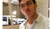 Atlet berusia 20 tahun ini, kerap membagikan kesehariannya di akun Instagram miliknya. Ini pose imutnya, setelah makan malam yang mengenyangkan. Foto: Instagram @jonatanchristieofficial