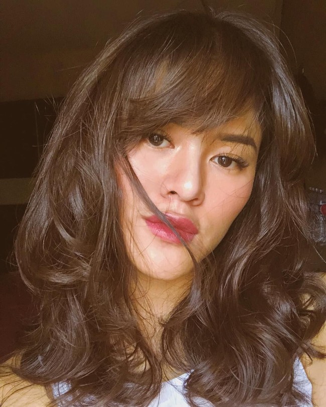 Bagaimana menurutmu dengan penampilan Adinda ini? Mirip banget dengan Raisa? Foto: Instagram @dinzadind