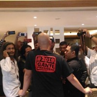 Ahmad Dhani kembali bergaya memakai kaus dengan tulisan #2019GantiPresiden saat berada di Surabaya untuk mendeklarasikan gerakan yang tertulis di busananya tersebut. Foto: Dok. Facebook/Instagram Ahmad Dhani