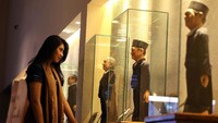 Kedelapan tokoh yang ditampilkan antara lain, Ir. Soekarno, Mohammad Hatta, Soeharto, BJ Habibie, Abdurrahman Wahid, Megawati Soekarnoputri, Susilo Bambang Yudhoyono, dan Joko Widodo.