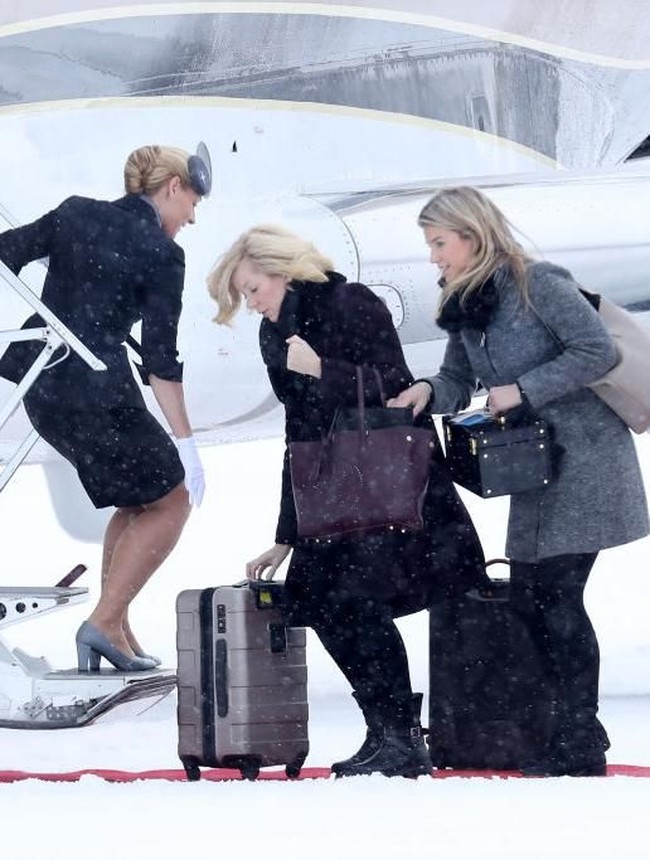 Nyatanya, tugas Tash cukup banyak. Lihat nih ketika Tash bertugas. Ia terlihat sibuk membawa segala perlengkapan untuk Kate Middleton, mulai dari busana hingga alat makeup untuk ipar Meghan Markle itu. Foto: dok. Getty Images