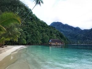 Heboh Kilau Emas di Pesisir Pantainya, Ini Pesona 7 Wisata Maluku Tengah