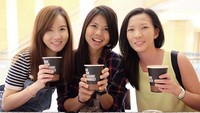 Greysia biasanya bermain di tim ganda putri. Saat sedang tak latihan, ia kumpul makan bareng teman-temannya. Foto: Instagram greyspolii