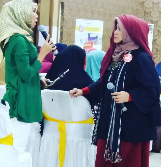 Neno Warisman mengenakan hijab tumpuk yang terdiri dari dua hingga tiga layer kerudung. Biasanya, ia memakai hijabs segi empat berbahan katun paris sebagai layer pertama. Kemudian ia tumpuk dengan hijab berbahan serupa di atasnya menyerupai veil untuk pernikahan Kato Gadang. Foto: Instagram/Nenowarismannew