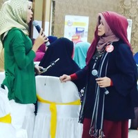 Neno Warisman mengenakan hijab tumpuk yang terdiri dari dua hingga tiga layer kerudung. Biasanya, ia memakai hijabs segi empat berbahan katun paris sebagai layer pertama. Kemudian ia tumpuk dengan hijab berbahan serupa di atasnya menyerupai veil untuk pernikahan Kato Gadang. Foto: Instagram/Nenowarismannew