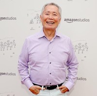 George Takei (81 tahun) adalah aktor legendaris yang membintangi Star Trek. Ia masih terlihat seperti berusia 60 tahunan. Foto: Getty Images