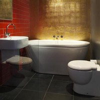 Kamar mandi pun tak kalah glamor. Luas dan nyaman, kamar mandi dilengkapi bath tub, toilet serta wastafel. Foto: Dok. Apartment Therapy, Dok. Genmice