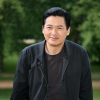 Anda yang sering menonton film Mandarin pasti sudah mengenal Chow Yun-Fat (63 tahun). Penampilan pemain Crowching Tiger, Hidden Dragon itu pun masih sangat fit untuk pria di atas 60 tahun. Foto: Getty Images