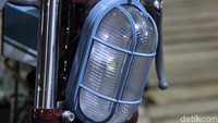 Mari kita lihat foto lampu motor yang pertama. Familiar? Ya itu lampu tembak yang biasa ditempel di dinding. Ternyata bisa juga ya dipasang di motor. Foto: Dadan Kuswaraharja