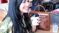 Punya hobi ngopi, membuat Loemongga sering pergi berlibur untuk mencicipi kopi di setiap negara. Salah satunya kopi di Bangkok, Thailand. Foto: Istimewa @loemongga