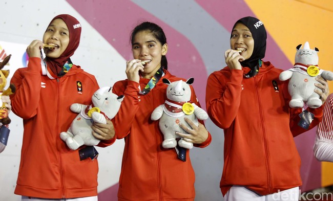 Dari JSC Sport Climbing, Palembang, Aries Spiderwoman Susanti juga memperoleh medali emas, bersama rekan setimnya Puji Lestari dan Rajiah Sallsabillah. Di final, tim Indonesia menyabet medali emas usai mengalahkan China. Foto: Rachman Haryanto