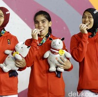 Dari JSC Sport Climbing, Palembang, Aries Spiderwoman Susanti juga memperoleh medali emas, bersama rekan setimnya Puji Lestari dan Rajiah Sallsabillah. Di final, tim Indonesia menyabet medali emas usai mengalahkan China. Foto: Rachman Haryanto