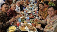 Wah asyiknya nih makan malam dengan menu seafood. Basuki ramai-ramai menikmati ikan bakar, udang, kepiting dan cah kangkung. Untuk minumannya, Basuki memilih segelas teh hangat. Foto: Istimewa