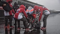 Sebelum balapan diputuskan dibatalkan, mekanik tetap sibuk bekerja menyiapkan motor untuk dipakai pebalap. (Mirco Lazzari gp/Getty Images)