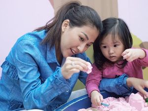 Belajar Mandiri, Thalia Putri Ruben Onsu Cuci Piring Sendiri