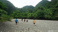 Dari pantai, wisatawan mesti trekking dulu menuju Kalibiru (Firdaus Anwar/detikTravel)
