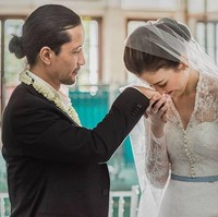 Suami Kimberly Ryder ini pernah melakoni sejumlah peran, termasuk dalam serial HBO Asia, Grisse. Selain sebagai aktor Edward Akbar diketahui bisa menyanyi dan mencipta lagu. Foto: Instagram @theuppermostphotography