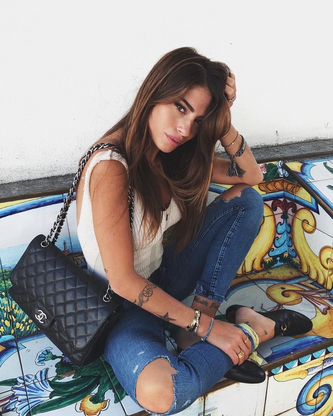 Chiara pun punya cara tak biasa untuk menghadapi para hatersnya itu. Ia mencetak komentar - komentar tersebut di atas tisu toilet.  Foto: Instagram