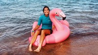 Saat sedang tidak memegang raket dan di lapangan, Aldila sama seperti gadis sebayanya. Dia juga pergi liburan. Begini gaya Dila saat naik bebek-bebekan di Pantai Sanur, Bali. (Instagram/@dila11)
