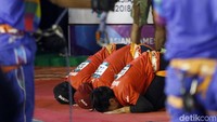 Aries Susanti dkk sujud usai jadi yang tercepat.