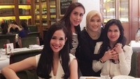 Punya senyuman cantik dan awet muda, ternyata Loemongga gemar menyantap sayuran dan salad. Foto: Istimewa @loemongga