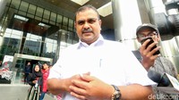 Aunur tak menjawab saat ditanya apa saja yang ditanya penyidik KPK kepadanya. Dia langsung berjalan keluar dari area Gedung KPK.
