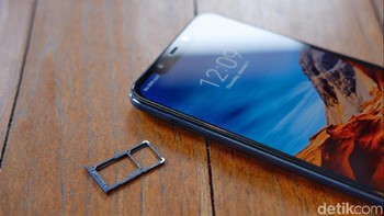 Mendukung dual SIM Card hybrid. Foto: Adi Fida Rahman/detikINET