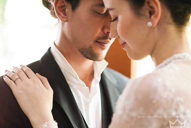 Begitu juga dengan tata rias dan rambut Kimberly Rider di hari pernikahannya. Ia menerapkan makeup cukup minimalis namun flawless dengan blush on, lipstik, dan eyeshadow yang terlihat bernuansa pink. Foto: Instagram @theuppermostphotography