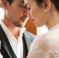 Begitu juga dengan tata rias dan rambut Kimberly Rider di hari pernikahannya. Ia menerapkan makeup cukup minimalis namun flawless dengan blush on, lipstik, dan eyeshadow yang terlihat bernuansa pink. Foto: Instagram @theuppermostphotography