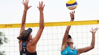 Juliana/Utami bertemu dengan pasangan Kazakstan, Tatyana Mashkova/Irina Tsimbalova usai dikalahkan oleh tim voli pantai putri China di Volleybeach Arena Jakabaring, Palembang, Senin (27/8/2018).