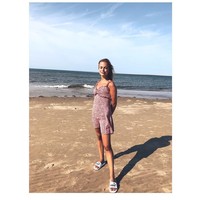 Begini gaya Lady Amelia Windsor merayakan ulang tahunnya. Tampil kasual dengan summer dress dari Free People dan sandal Puma. Foto: Dok. Instagram/Lady Amelia Windsor