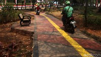 Perilaku tak tertib berlalulintas ini akan membahayakan pejalan kaki.