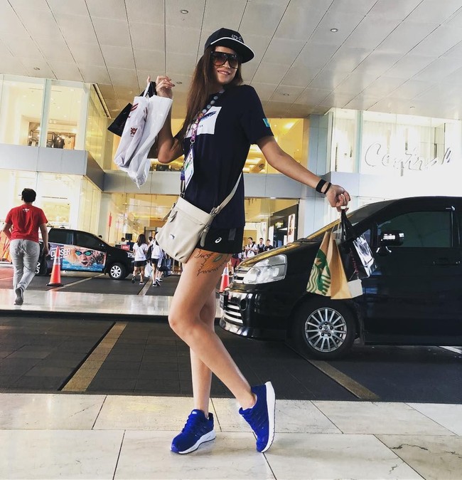 Kristina juga menyempatkan diri menikmati shopping di Jakarta. Dia terlihat menenteng sejumlah tas belanjaan setelah shopping di Grand Indonesia. Foto: Instagram Kristina Karapetyan