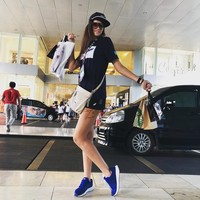 Kristina juga menyempatkan diri menikmati shopping di Jakarta. Dia terlihat menenteng sejumlah tas belanjaan setelah shopping di Grand Indonesia. Foto: Instagram Kristina Karapetyan