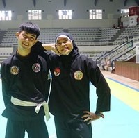 Saat latihan, Puspa Arum Sari selalu mengenakan hijab instan. Hijab instan yang ia kenakan memiliki desain yang klasik dan sempat tren di awal tahun 2000-an. Foto: Instagram/Arumdara