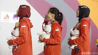 Aries Susanti dkk menyanyikan lagu Indonesia Raya.