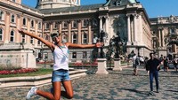Inilah Azhar Alibayeva, saat traveling ke Budapest, Hungaria (alibayeva_q/Instagram)