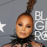 Ikut menyempurnakan gayanya, kalung dengan duri-duri besar yang mengelilinginya. Anting berukuran besar juga jadi aksesori andalan adik mendiang Michael Jackson itu. (Foto: Manny Carabel/Getty Images)