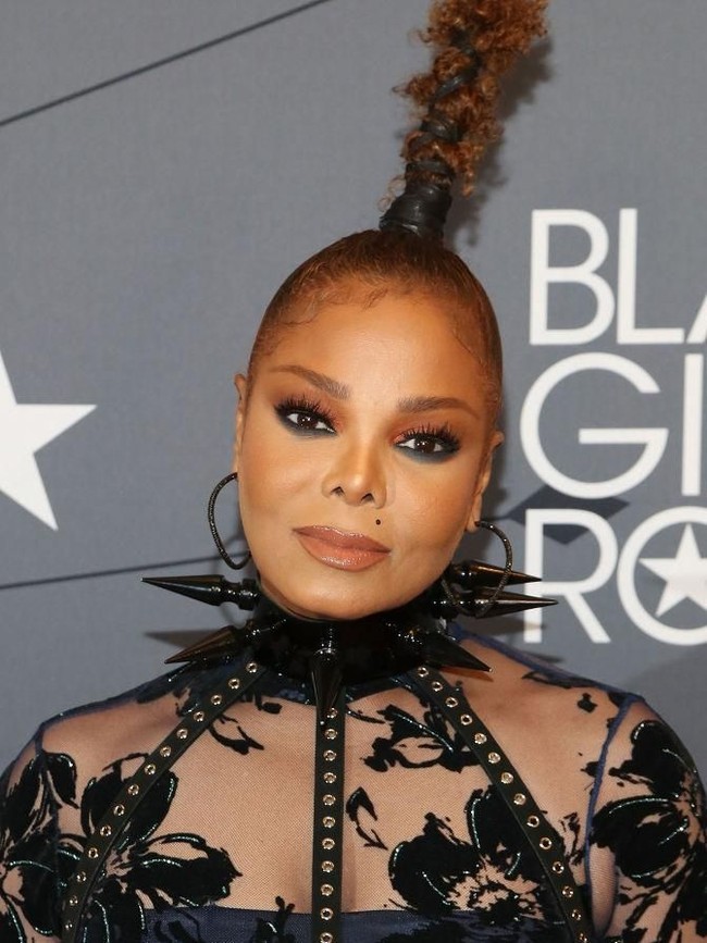 Ikut menyempurnakan gayanya, kalung dengan duri-duri besar yang mengelilinginya. Anting berukuran besar juga jadi aksesori andalan adik mendiang Michael Jackson itu. (Foto: Manny Carabel/Getty Images)