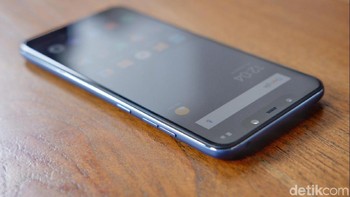 Bagian samping terdapat tombol power dan volume. Foto: Adi Fida Rahman/detikINET
