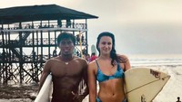 Jasmine juga bisa jadi surfer girl lho di Siargao Island. Melihat foto-fotonya, jadi pengen liburan ke Filipina deh (jazzyalkhaldi/Instagram) 