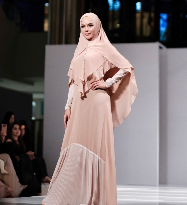 Penampilan Nikita Mirzani berhijab pertama di depan publik adalah saat ia menjadi host di acara Pagi-Pagi Pasti Happy. Kala itu ia memakai jaket kuning dipadukan dengan hijab segi empat biru. Foto: Instagram/jawhara_syari